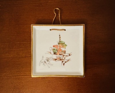 PLĂCUȚĂ / APLICĂ DIN PORȚELAN FIN- MARCAJ EDELSTEIN KUNST- ABTEILUNG 9,8CM X 9,5CM foto