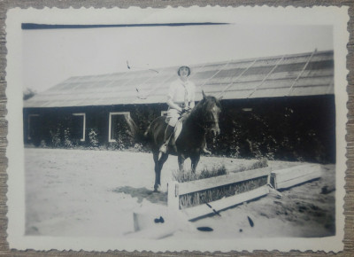 Domnisoara calare, 1940// fotografie foto