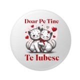 Cumpara ieftin Insigna rotunda Doar Pe Tine Te Iubesc cu pisici indragostite si inimioare rosii, 58 mm, prindere cu ac