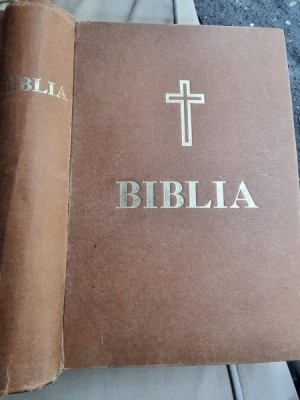 Biblia sau Sfanta Scriptura 1982 (cu dedicatie de la preotului Iconom Stavrofor pentru Mircea Mihail - Medic Primar Chirurg) foto