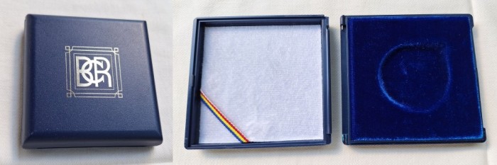 Cutie de LUX, veche, pentru prezentare, depozitare insigna, decoratie, placheta, medalie, moneda, pe avers sigla BNR cu litere aurii