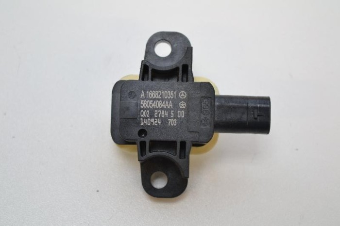 Senzor de impact lateral dreapta MERCEDES-BENZ GL X166 2015 OEM: A1668210351 2151145