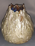 Vaza ceramica deosebita, cu gura asimetrica si aspect de scoarta