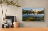 Tablou Canvas, "Răsărit senin peste munți și lac", Răsărit, Reflecție, Lac, Munte, Copaci, Flori, Pietre, Cer, Apus, 39 x 26 cm, CMCLASS