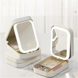 Portfard pentru cosmetice cu oglinda led, 3 modele de lumina, incarcare USB, compartimentat, imitatie piele, dimensiuni 16.5x11.5x6 cm, alb