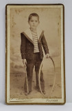 FOTOGRAF S. JOURNOU , ALGER , BAIETEL IN COSTUM DE MARINAR , CU CERCUL , FOTOGRAFIE TIP C.D.V. , SFARSITUL SECOLULUI XIX