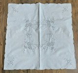 FATA DE MASA VINTAGE DIN BUMBAC BEJ CU MODEL BRODERIE MECANIZATA