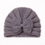 Caciulita gri crosetata tip turban cu fundita (Marime Disponibila: 6-9 luni)