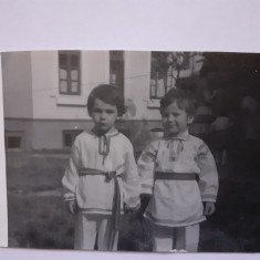 Fotografie cu 2 băieți în costume populare