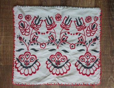 Fata de perna veche taraneasca, cusatura broderie de mana pe panza, model cu flori stilizate, vechi, vintage foto