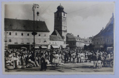 SIBIU - TARG IN PIATA REGELE FERDINAD , FOTOGRAFIE TIP CARTE POSTALA , ORIGINALUL DE E . FISCHER , MONOCROMA , NECIRCULATA , DATATA 1941 foto