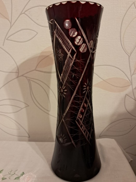 Vază de cristal roșu