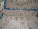 LOT de 6 pahare cu picior pentru vin de 150 ml si carafa vin din sticla avand capacitatea de 1000 ml