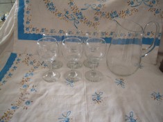 LOT de 6 pahare cu picior pentru vin de 150 ml si carafa vin din sticla avand capacitatea de 1000 ml