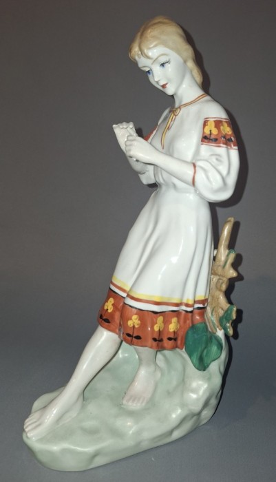 Statueta din portelan&nbsp; - Fata in port popular ucrainean cu floare &icirc;n m&acirc;nă