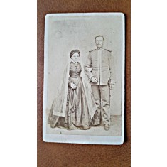 Fotografie tip CDV, militar cu sotia, sfarsit de secol XIX