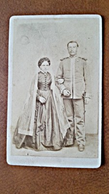 Fotografie tip CDV, militar cu sotia, sfarsit de secol XIX foto