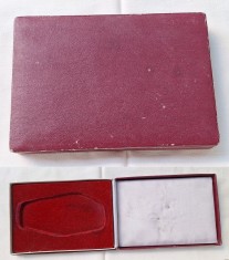 Cutie de LUX, veche, pentru prezentare, depozitare insigna, decoratie, placheta, medalie, decoratie