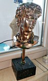 Bust David cu postament marmură 26 cm h. Culoare auriu cu verde. Lanț zale grose aurii, mobil, la g&acirc;t. Bust rășină 14 cm h, bază marmură 7.5 cm