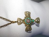 Pandantiv vintage lant alama cu cruce , turcoaze ,