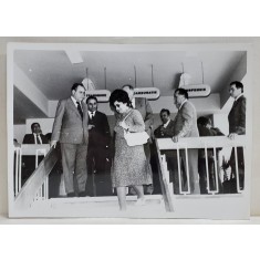 OFICIALITATI COBORAND SCARA MAGAZINULUI I.D.M.S , LA INAUGURARE , SOS. COLENTINA NR. 64 , FOTOGRAFIE , MAI , 1977