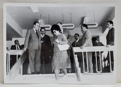 OFICIALITATI COBORAND SCARA MAGAZINULUI I.D.M.S , LA INAUGURARE , SOS. COLENTINA NR. 64 , FOTOGRAFIE , MAI , 1977 foto