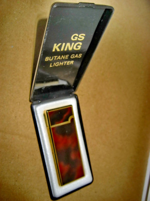 A326-I-Bricheta GS King Japan butane gas lighter alama aurita culoare bachelita. foto