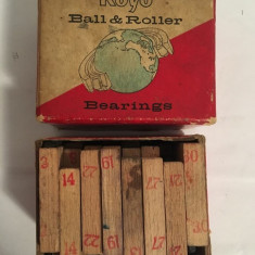 Lot stampile vintage cu numere, pe suporti lungi de lemn, in cutie Koyo Bearings