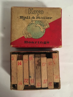 Lot stampile vintage cu numere, pe suporti lungi de lemn, in cutie Koyo Bearings foto