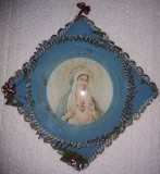 Icoana catolica veche, pe sticla, &quot;Fecioara Maria&quot; / 16 cm x 16 cm / Hartie (centru) &amp; Vopsea (bleu) / decorata cu margele din plastic / spate=mucava