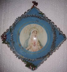 Icoana catolica veche, pe sticla, &quot;Fecioara Maria&quot; / 16 cm x 16 cm / Hartie (centru) &amp; Vopsea (bleu) / decorata cu margele din plastic / spate=mucava