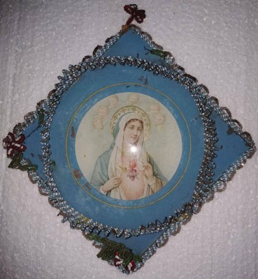 Icoana catolica veche, pe sticla, &amp;quot;Fecioara Maria&amp;quot; / 16 cm x 16 cm / Hartie (centru) &amp;amp; Vopsea (bleu) / decorata cu margele din plastic / spate=mucava foto