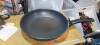 Tigaie Cook World 28 cm Second Hand #A7562han - Vase Gatit, Zgarieturi Minore