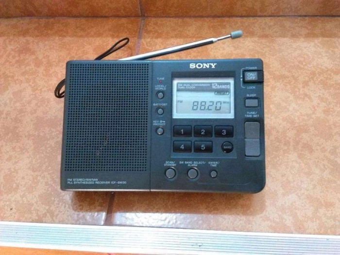 RADIO SONY ICF-SW30 , FUNCTIONEAZA .