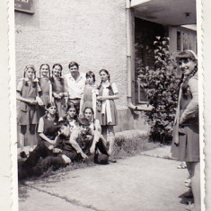 bnk foto Ploiesti - Elevi la intrarea in Scoala nr 7 Nucilor anii `70