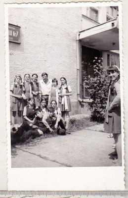 bnk foto Ploiesti - Elevi la intrarea in Scoala nr 7 Nucilor anii `70 foto