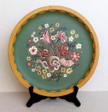 Farfurie decorativa din lemn pictat manual cu ornamente florale, diametru 27 cm