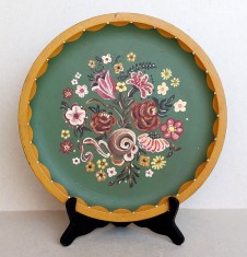 Farfurie decorativa din lemn pictat manual cu ornamente florale, diametru 27 cm