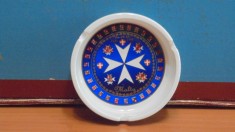 SCRUMIERA PORTELAN DIN MALTA - CRUCEA MALTEZA PICTATA IN INTERIOR SI MARGINE -