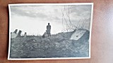Fotografie, barbat printre ruine