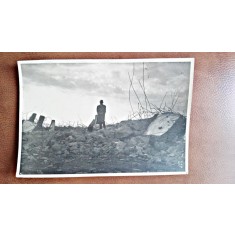 Fotografie, barbat printre ruine