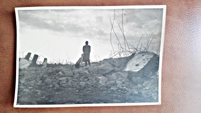 Fotografie, barbat printre ruine foto