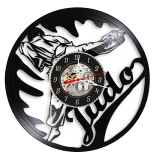 Ceas de perete decorativ realizat din disc de vinil, Model Arte Martiale Judo si Luptatori in Proiectie, Negru, 30 cm