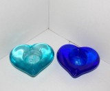 Suporturi lum&acirc;nare sau pastile, semicristal albastru safir și acvamarin suflat liber &icirc;n mulaj, set 2 buc. - Hearts - Lasi Ruusu Design, Finlanda