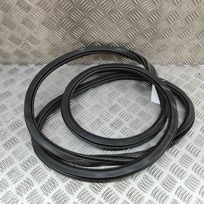 Garnitura ușă dreapta spate AUDI Q7 4M 2020 OEM: 4M0833721