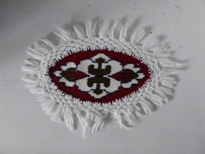 Lucru de mana cusut in punct kilim / chilim, 20x12cm, forma ovala, cu ciucuri foto