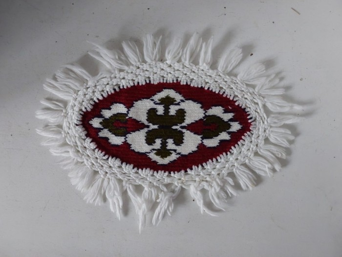 Lucru de mana cusut in punct kilim / chilim, 20x12cm, forma ovala, cu ciucuri