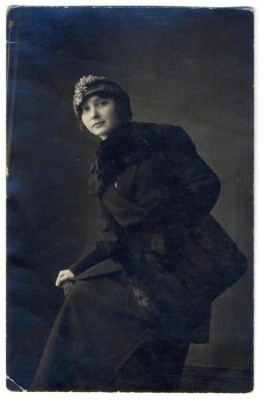 AD 1406 C. P.VECHE- TANARA IN TINUTA DE EPOCA-FOTO-GLOB GALATI, PR. ETELCA BELKY foto