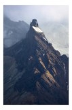 Tablou Canvas, "Măreția muntelui &icirc;nvăluit &icirc;n ceață", Mister, Măreție, St&acirc;ncos, Impunător, V&acirc;rf, Dramatic, Alpin, &Icirc;nalt, Majestic, Sălbatic, 26 x 39 cm