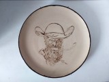 Farfurie ceramica decorativa vintage cu autoportret Wilhelm Busch 1884, 28cm diametru cu suport metalic pentru agatat